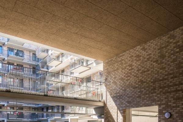 View from the courtyard to the ceiling 