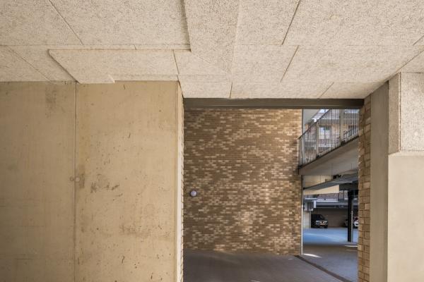 View from the courtyard to the ceiling 